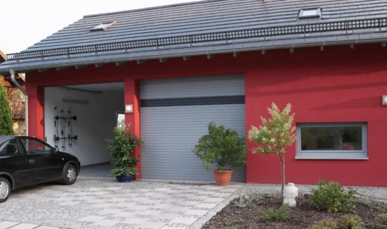 Das Garagentor ROMA SILENTO an zwei angrenzenden Garagen, das eine Tor geöffnet, das andere geschlossen.