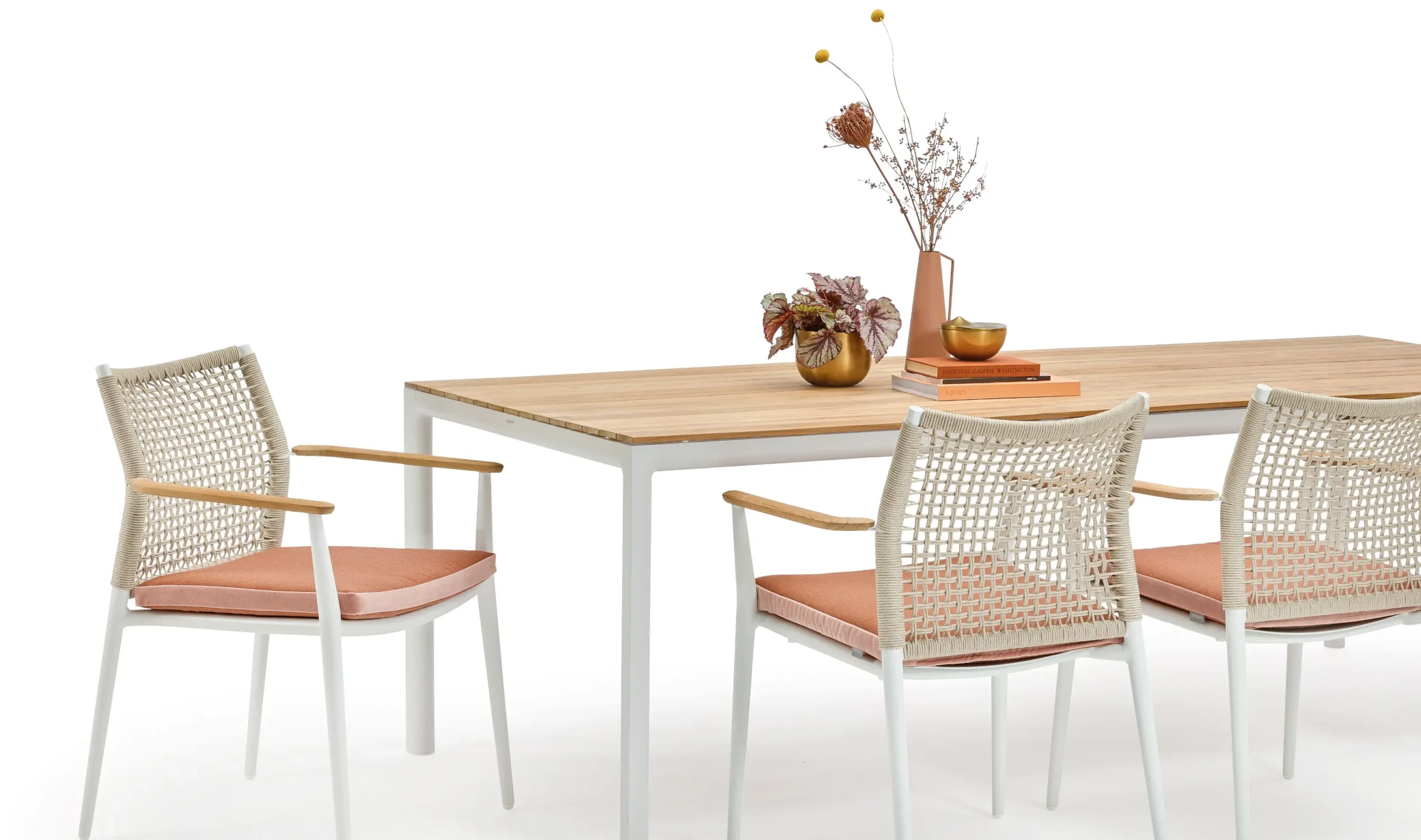 Ein Solpuri SOFT Tisch und VERA Dining Sessel in weiß und Holzoptik.