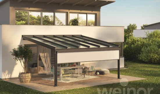 Terrassendach an einem Modernen Haus mit Glasdach.
