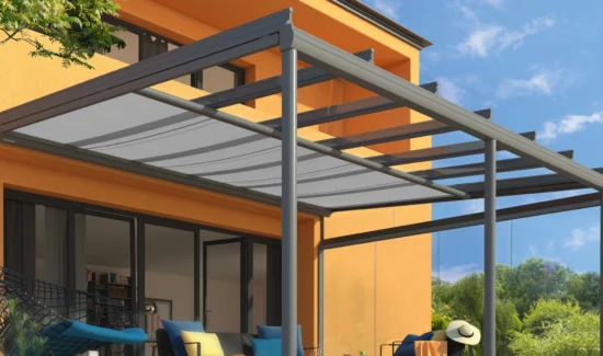 Das Glasdach Weinor Terrazza Originale besitzt eine harmonische, abgerundete Formgebung. Seitlich sind Glaspaneele eingebaut und eine Unterglasmarkise halb ausgefahren.