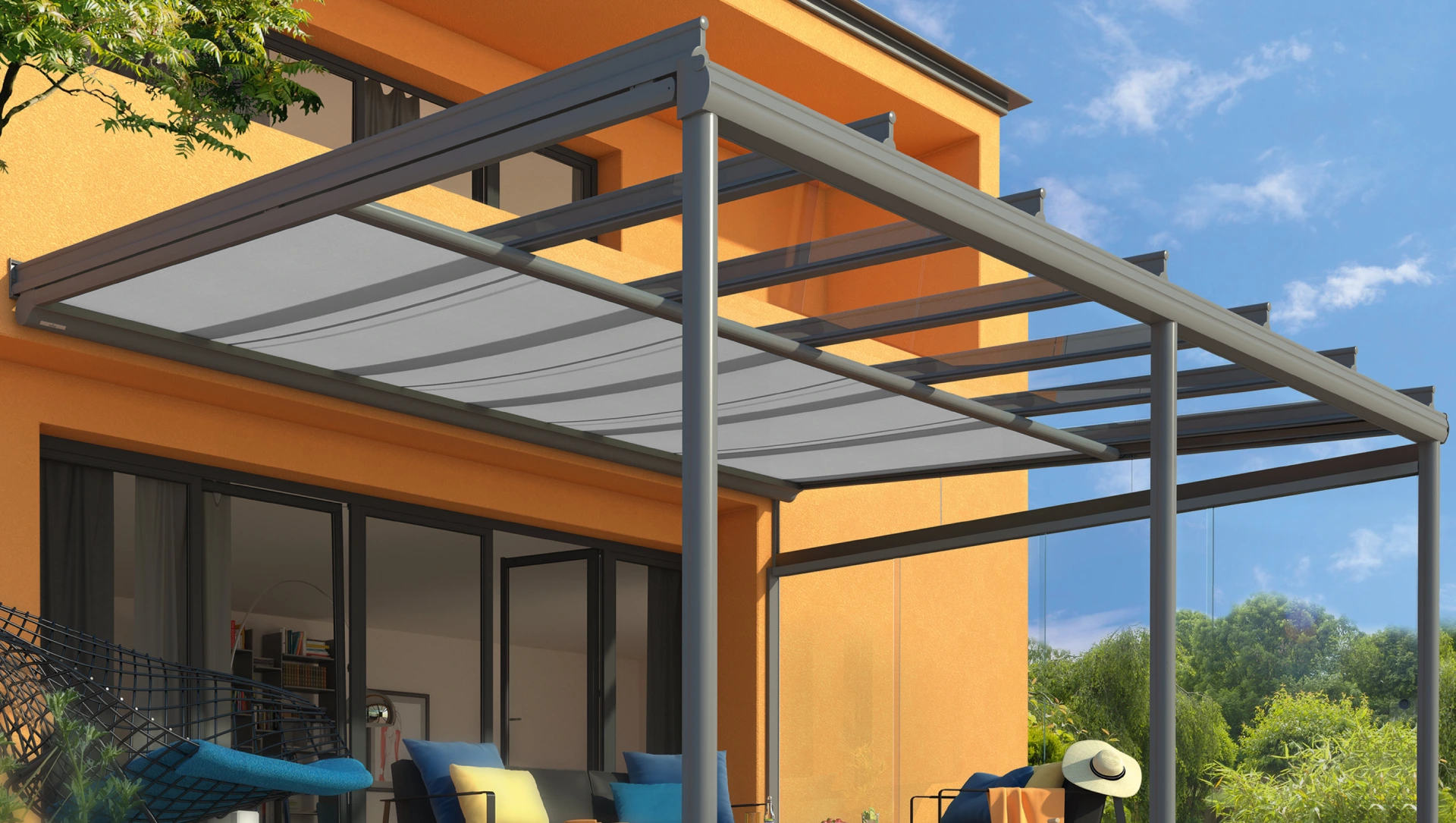 Das Glasdach Weinor Terrazza Originale besitzt eine harmonische, abgerundete Formgebung. Seitlich sind Glaspaneele eingebaut und eine Unterglasmarkise halb ausgefahren.