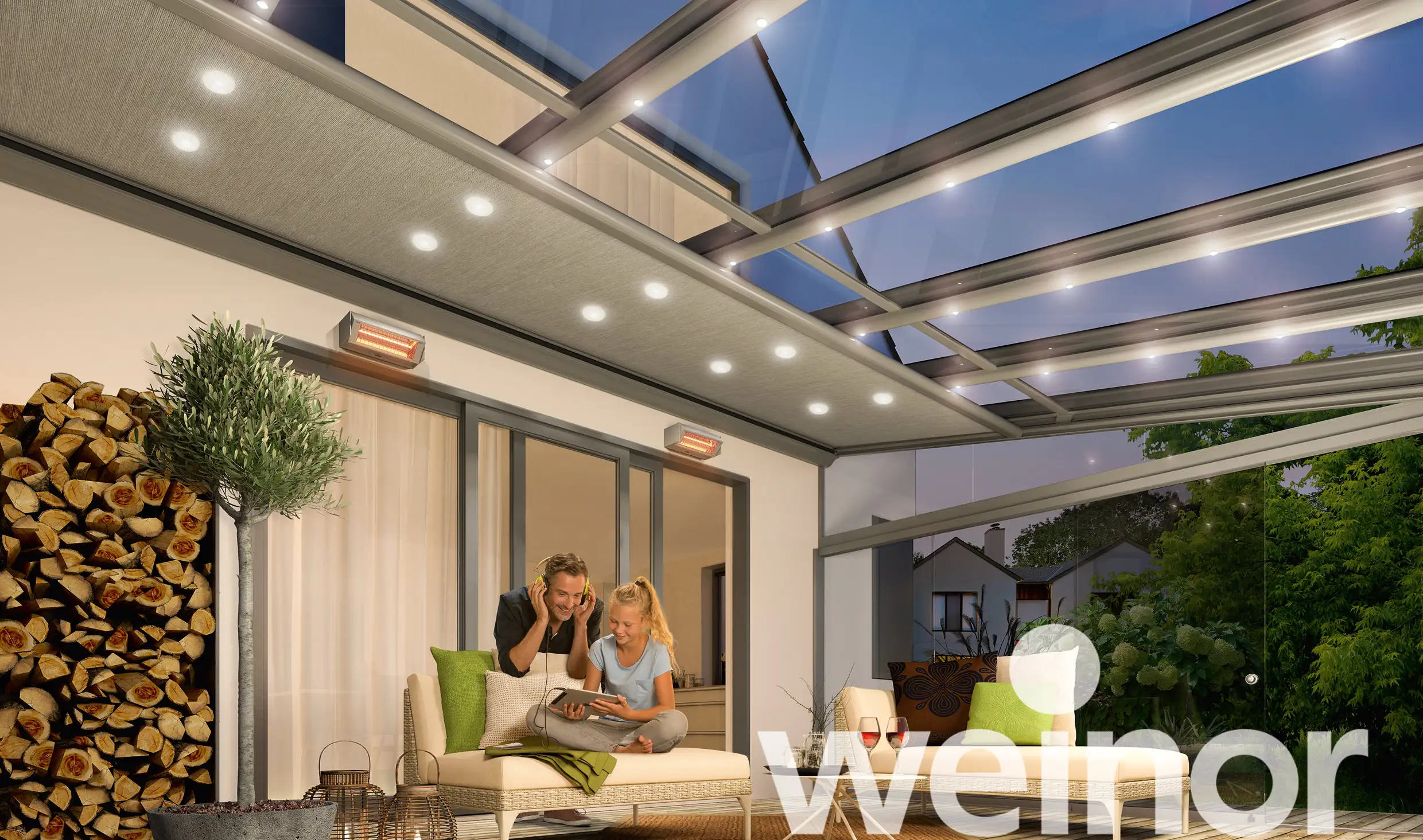 Viele LED-Spots in den Längsbalken des Glasdaches beleuchten den darunterliegenden Bereich flächendeckend.