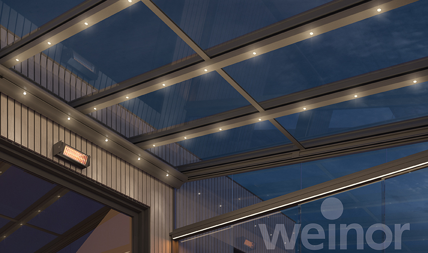 Die vielen LED-Spots in den Längsbalken des Glasdaches beleuchten den Bereich darunter.