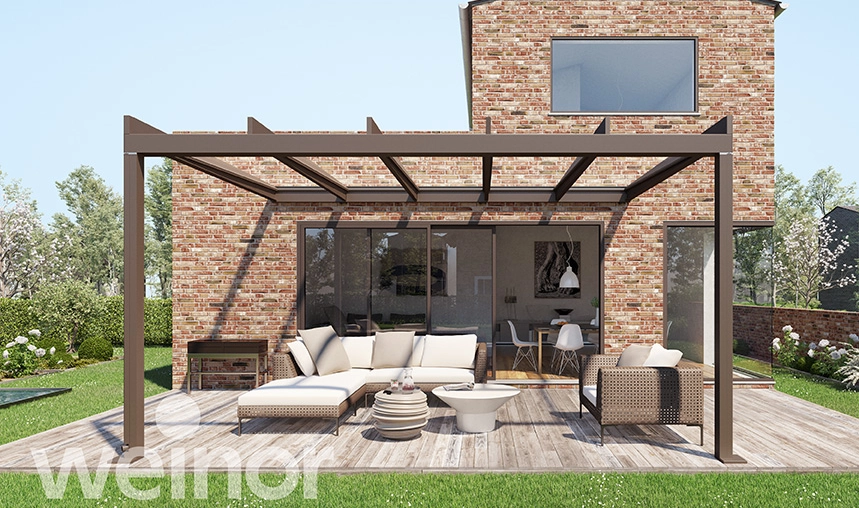 Das Glasdach Weinor Terrazza Pure an der Fassade eines kubischen Hauses aus Backstein.