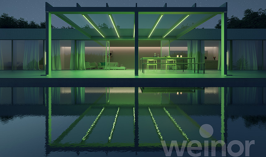 Der Außenbereich vor einem Pool wird mit den LED-Stripes des Glasdaches in grüner Farbe beleuchtet.