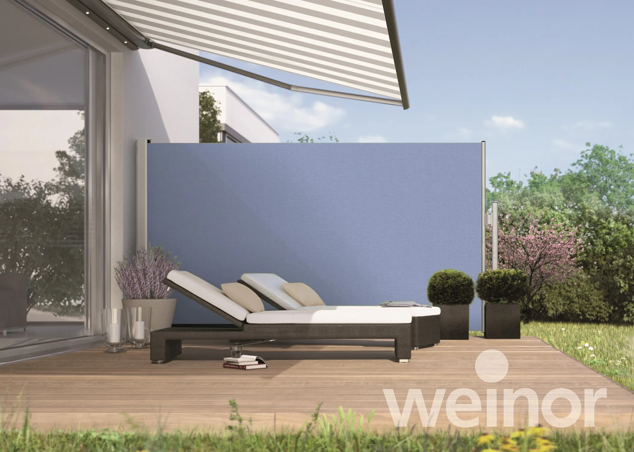 Blaue Seitenmarkise auf Terrasse zum Nachbarhaus hin.