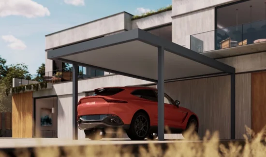 Ein rotes Auto parkt unter dem Carport Brustor B910 in dunkler Gestellfarbe bei Tag.