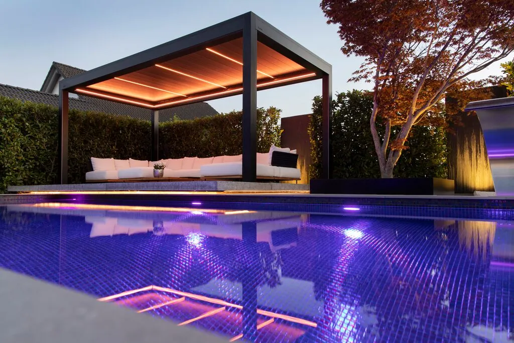 Lamellendach geschlossen mit LED- Beleuchtung am Pool
