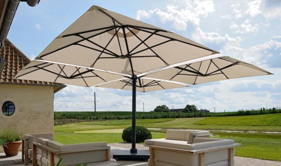 Vier quadratische Sonnenschirme auf dem Multimast des Prostor P6 zur Beschattung mehrerer Outdoor-Sofas.