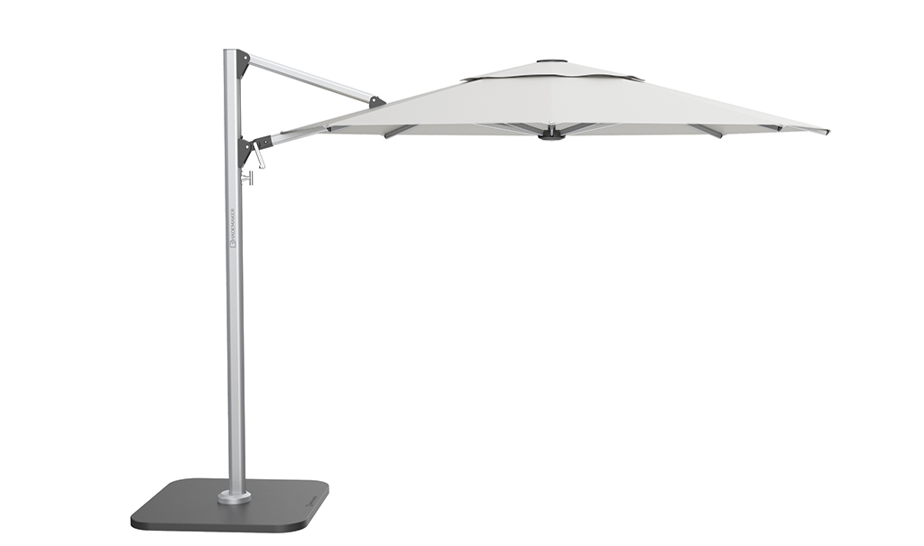 Seitenansicht eines Shademaker Solaris mit eckigem Schirm.