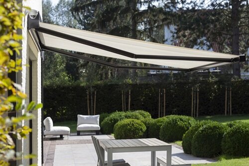 Eine ausgefahrene Markise mit hellem Stoff und dunkelgrauen Gelenkarmen