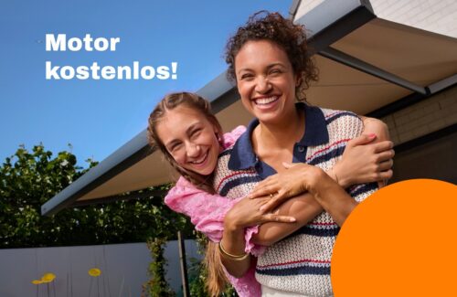 Ein Mädchen umarmt seine Mutter von hinten. Beide sehen den Betrachter lächelnd an. Im Hintergrund ist blauer Himmel zu sehen. Darauf steht: Motor kostenlos! Rechts davon im Hintergrund ist eine ausgefahrene sandfarbene Markise mit anthrazitfarbenem Gestell zu sehen. Am vorderen rechten Bildrand ist ein orangefarbener Kreis im Anschnitt zu sehen.