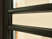 Nahaufnahme eines modernen Fensters mit Sonnenblenden