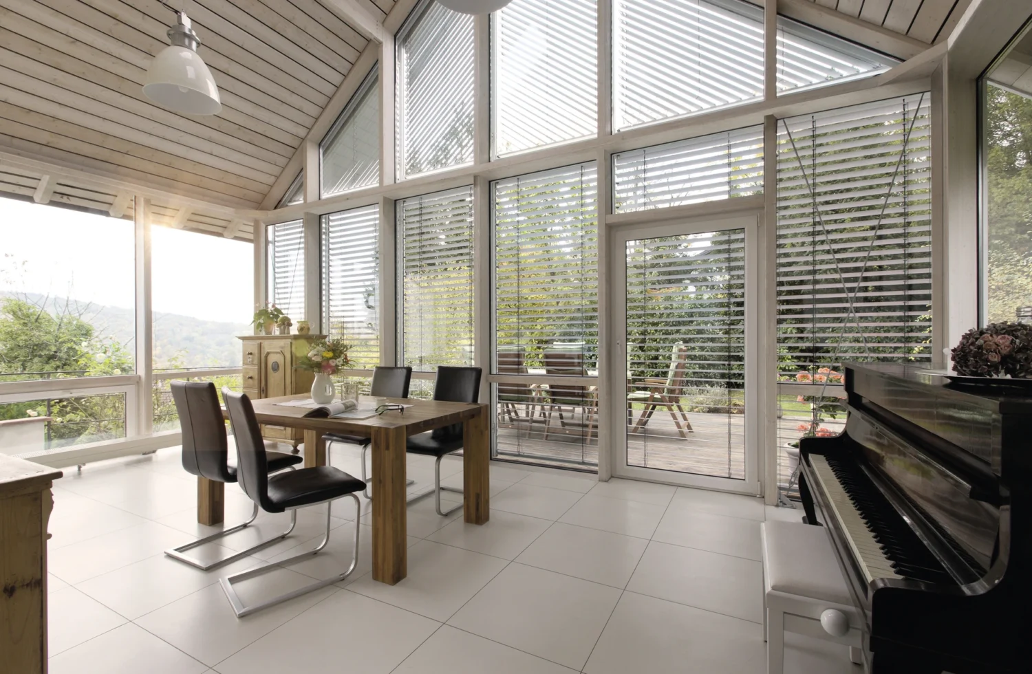 Modernes Wohnzimmer mit großen Glasfenstern und Klavier